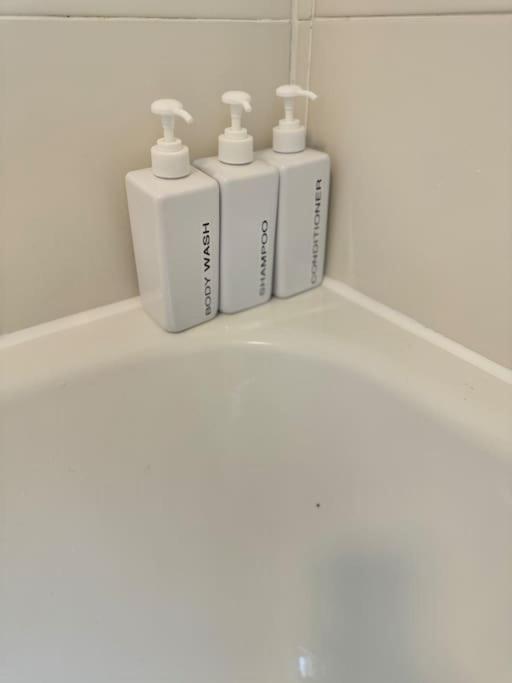Tranquil 2 Bed Near Downtown & Free Parking Apartamento