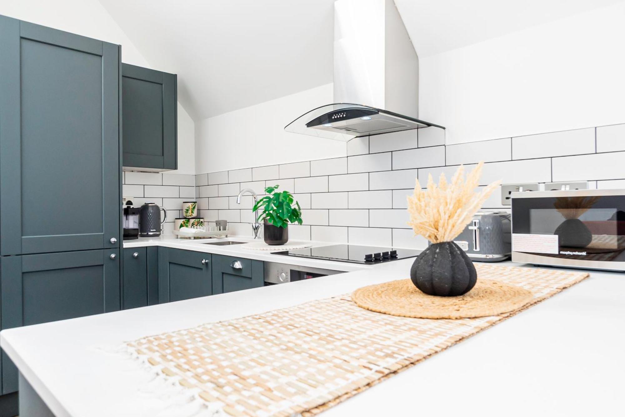 Superb Floor 1-bedroom Flat With Charming Two Balconies * Londen