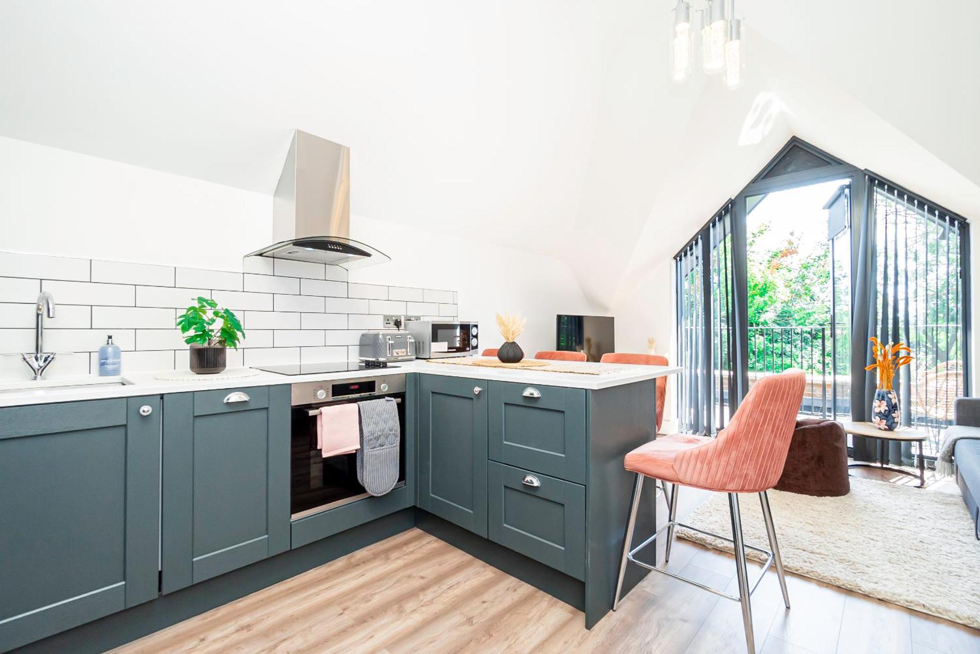 Superb Floor 1-bedroom Flat With Charming Two Balconies *