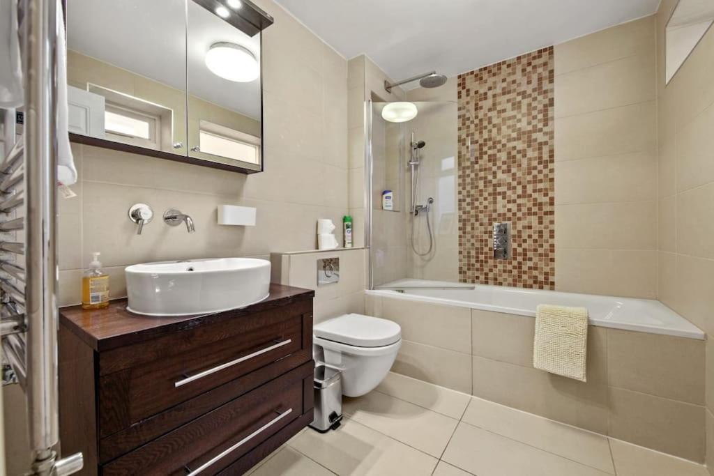 Stylish In Euston And Near Camden With Private Roof Terrace *