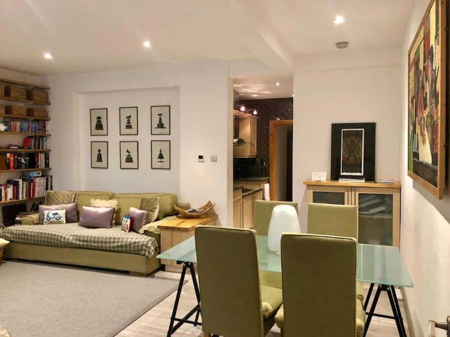 Quiet Kensington Flat Ideal For *