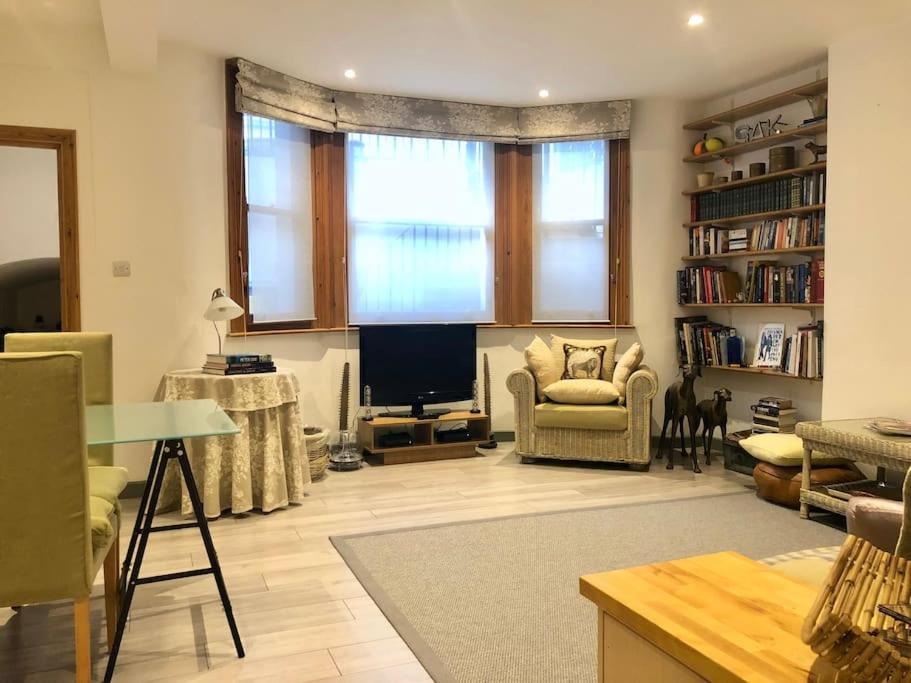 Quiet Kensington Flat Ideal For *