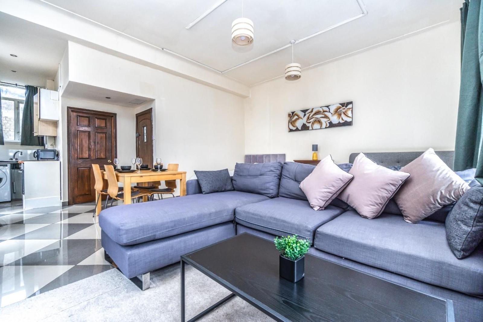 Large By Finsbury Park Apartment *