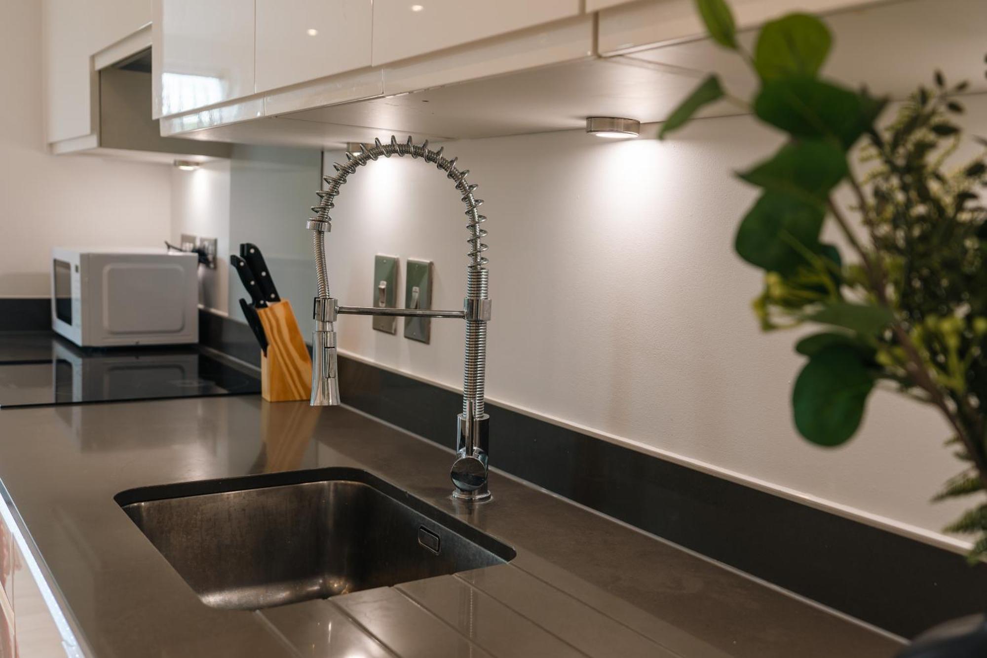 Modern 2 Bedroom With Superking Bed, Gated Free Parking & Balcony Views Near Wembley * Londres
