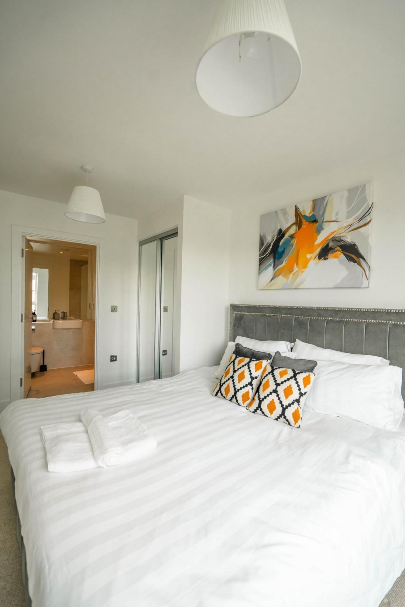Modern 2 Bedroom With Superking Bed, Gated Free Parking & Balcony Views Near Wembley Londres