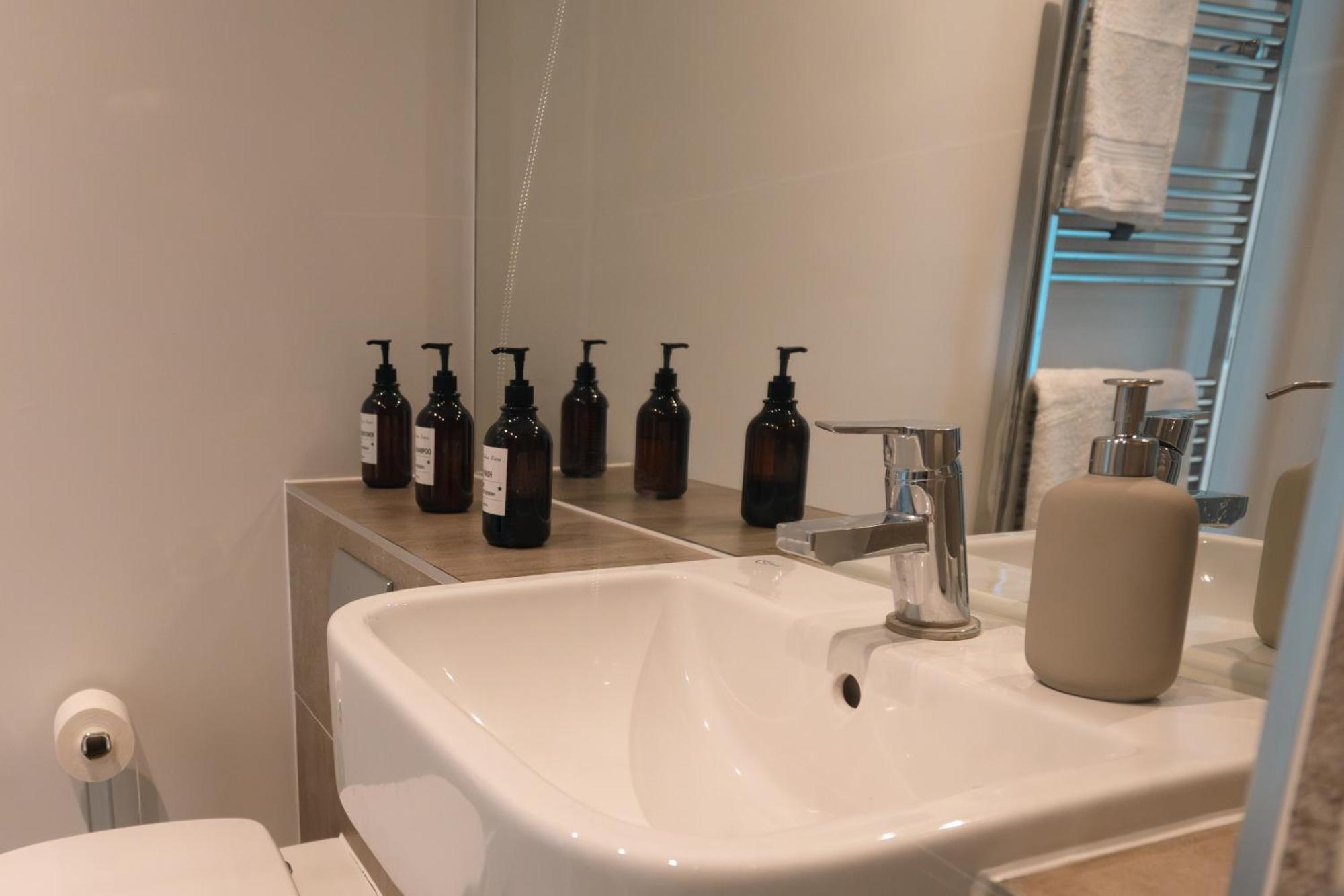 Modern 2 Bedroom With Superking Bed, Gated Free Parking & Balcony Views Near Wembley * Londres