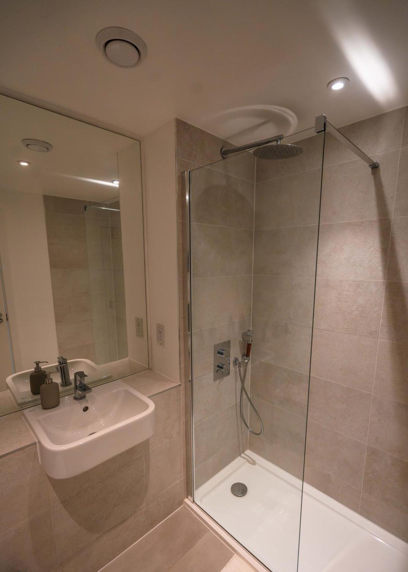 Appartement Modern 2 Bedroom With Superking Bed, Gated Free Parking & Balcony Views Near Wembley *