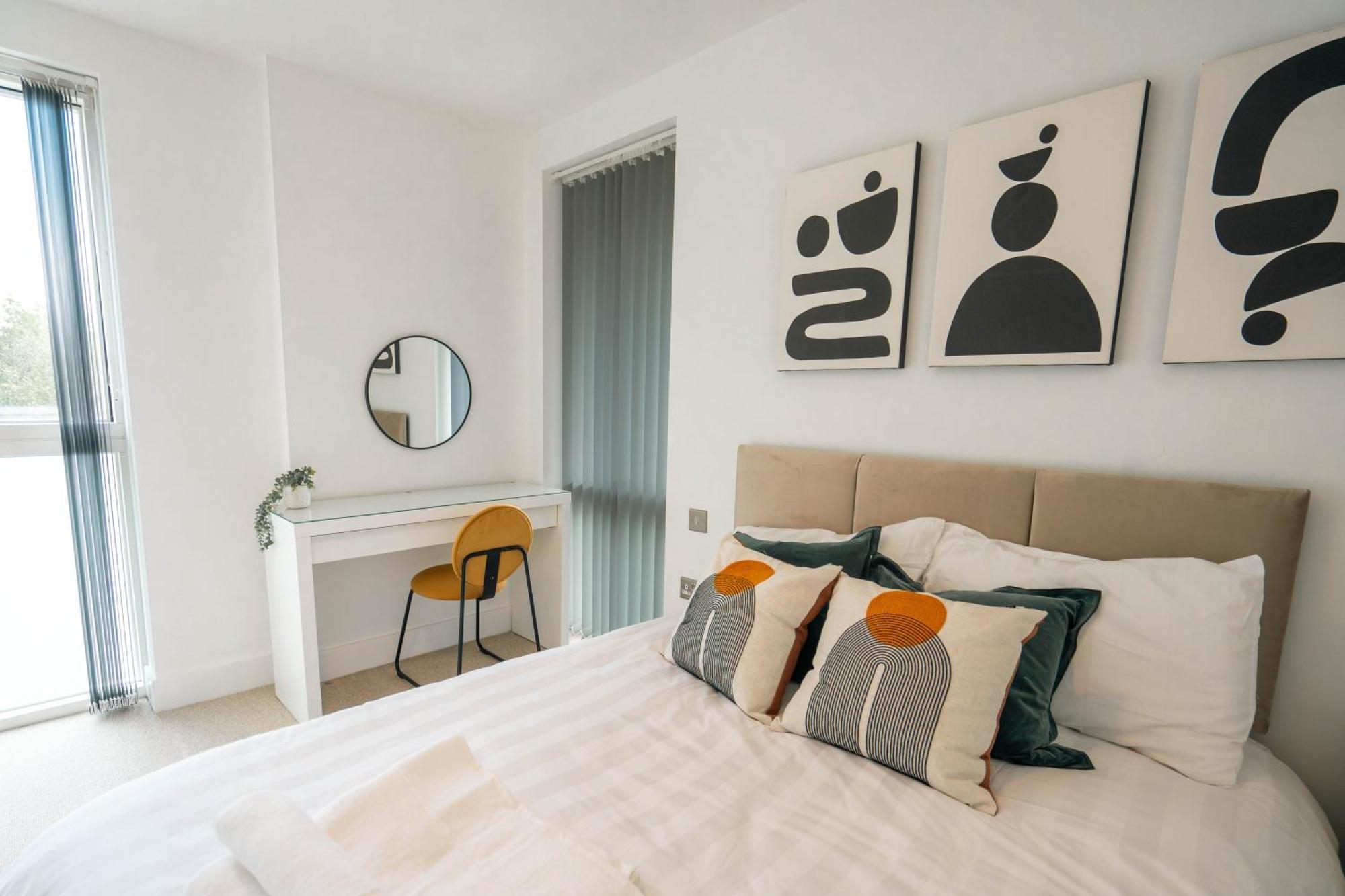 Modern 2 Bedroom With Superking Bed, Gated Free Parking & Balcony Views Near Wembley Appartement