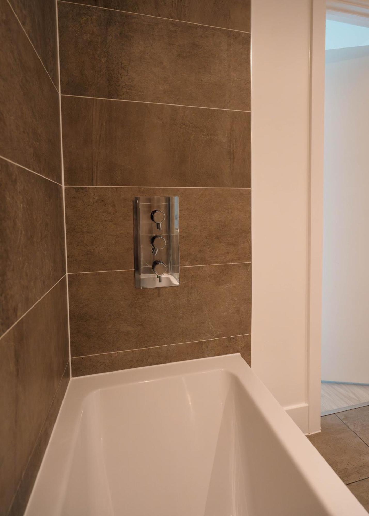 Modern 2 Bedroom With Superking Bed, Gated Free Parking & Balcony Views Near Wembley *