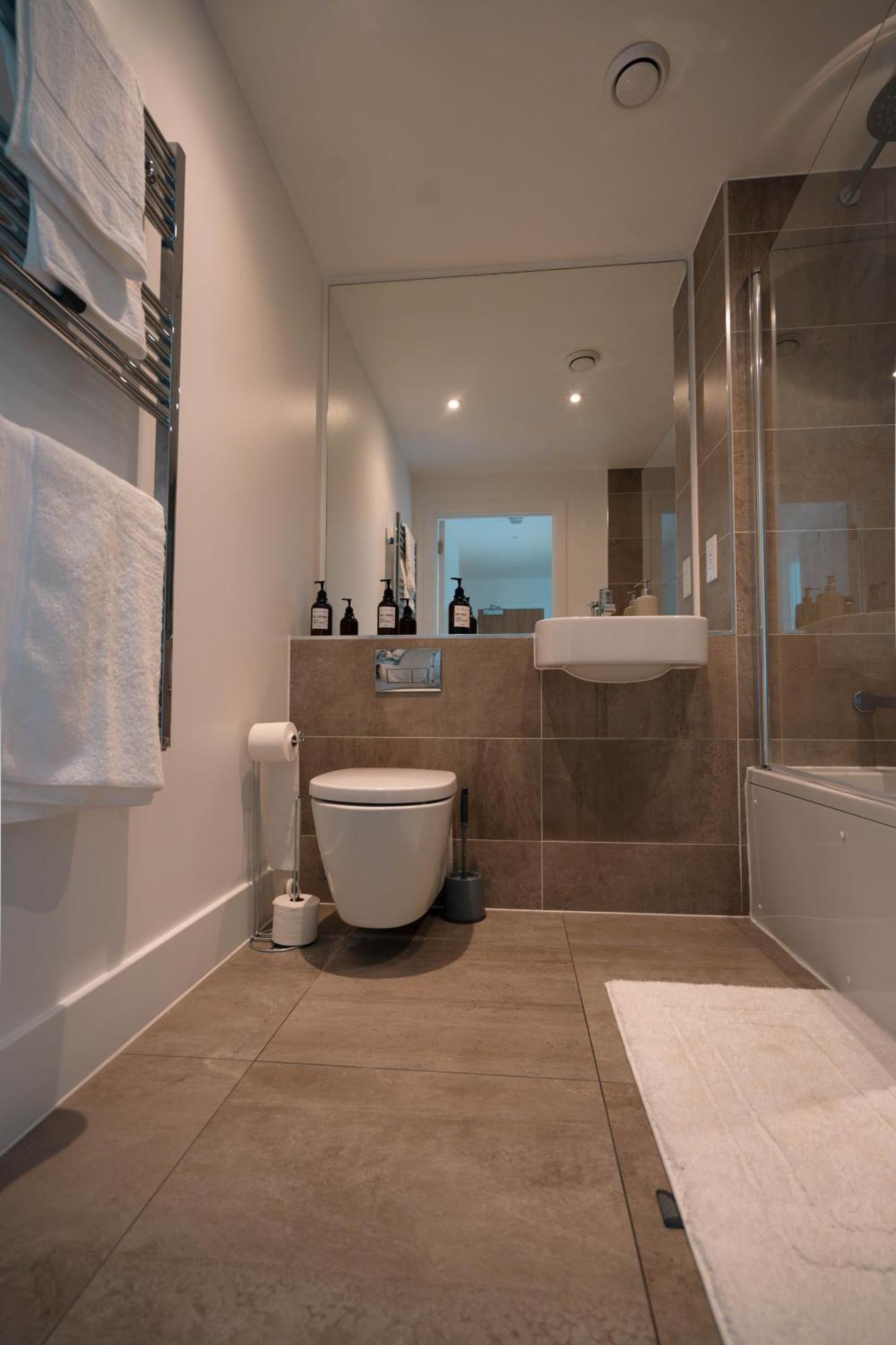Modern 2 Bedroom With Superking Bed, Gated Free Parking & Balcony Views Near Wembley * Londres