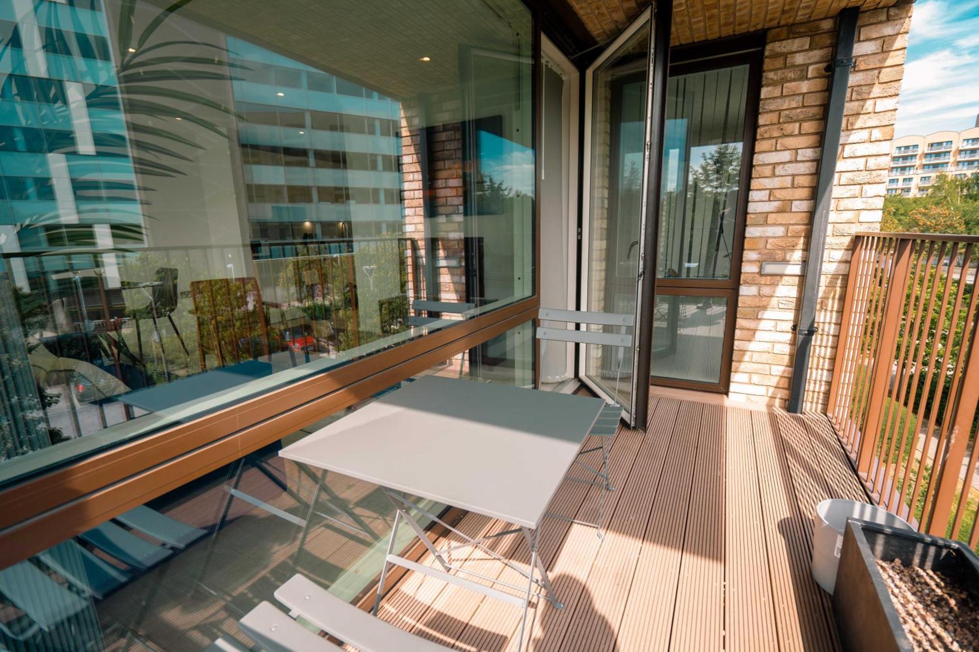 Modern 2 Bedroom With Superking Bed, Gated Free Parking & Balcony Views Near Wembley