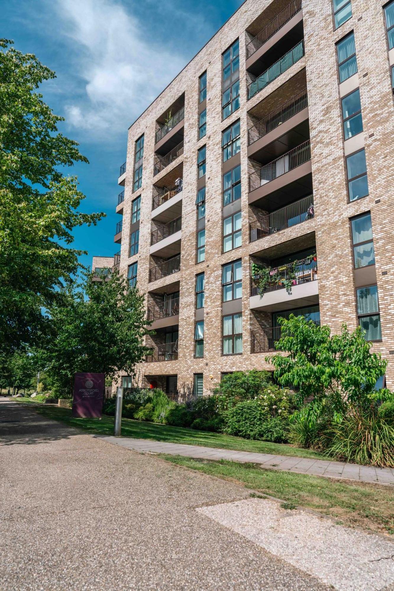 Modern 2 Bedroom With Superking Bed, Gated Free Parking & Balcony Views Near Wembley Appartement Londres