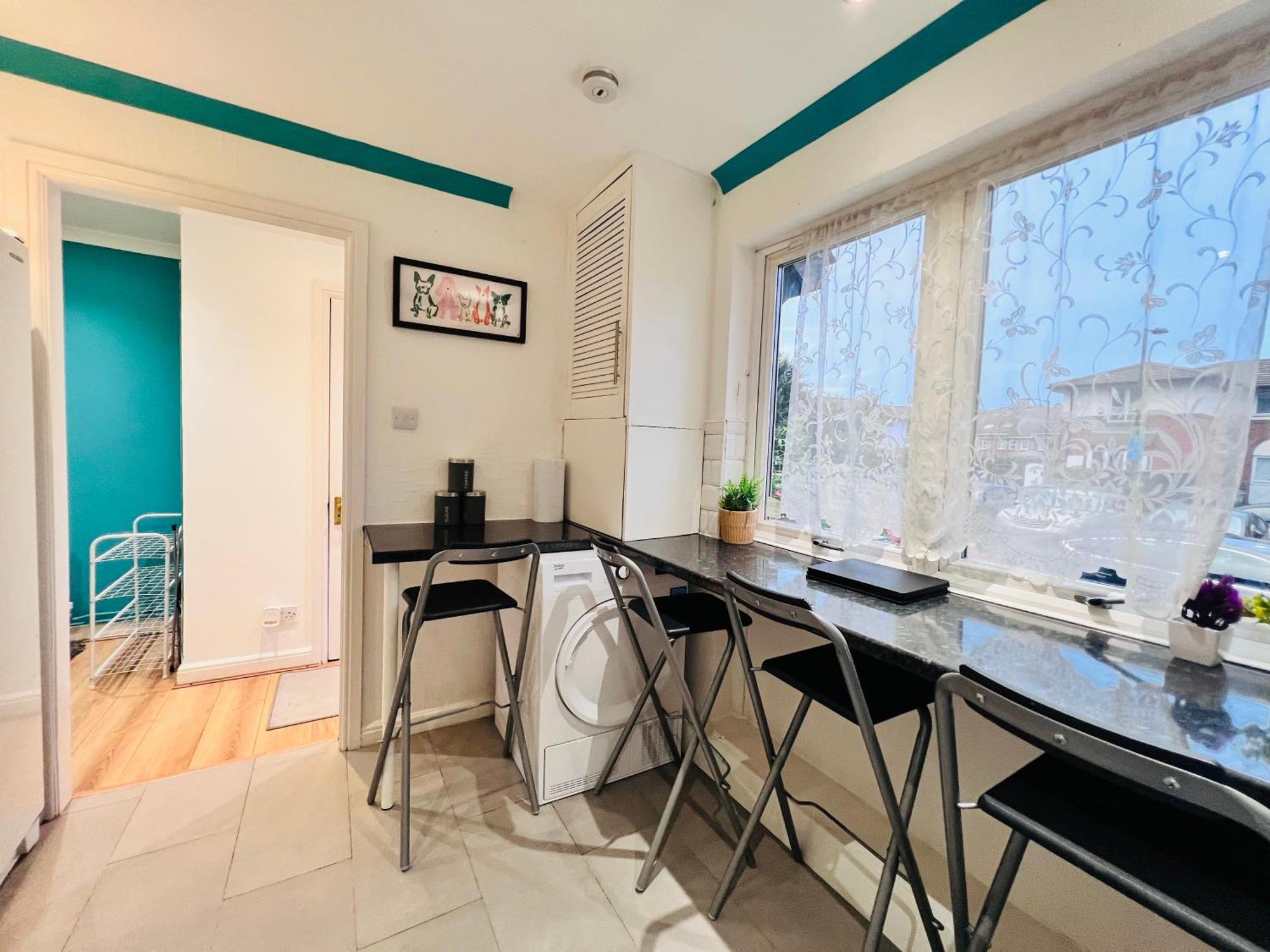 Lovely 4Br House In The City With Parking Casa de Férias