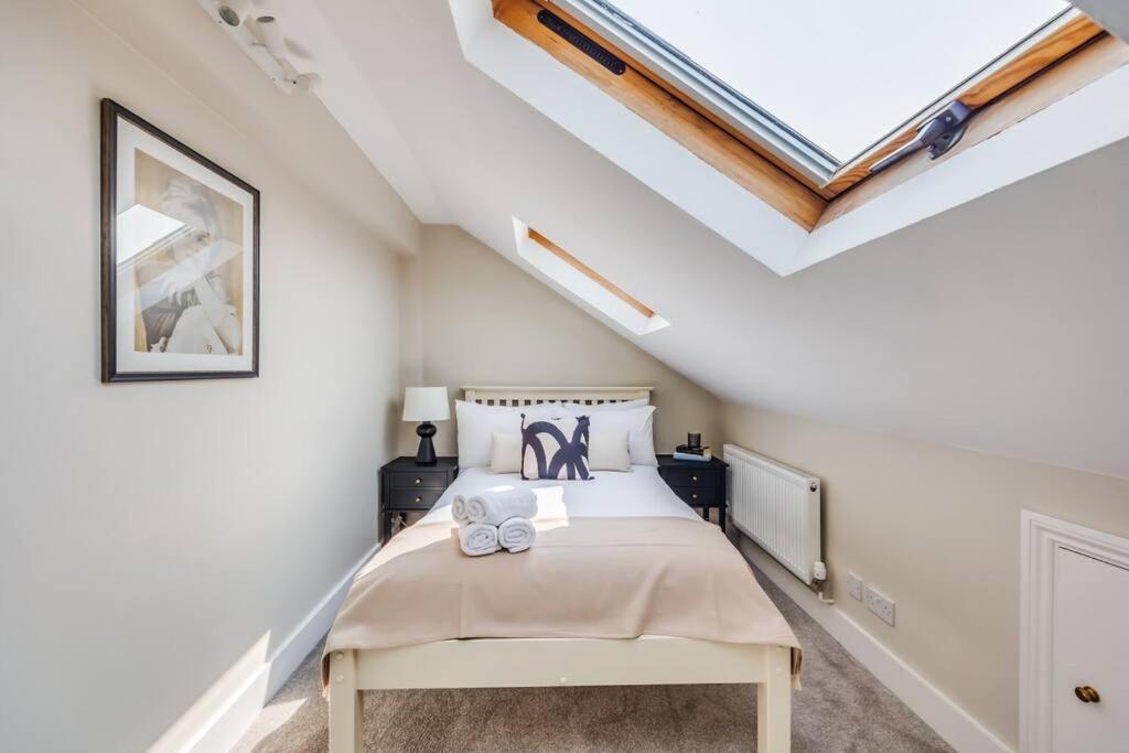 Beautiful 5 Bedroom 4 Bathroom House In W6 By Yoko - 10 Minute's To - Free Parking, Fast Wifi, Work Desks And Smarttvs With And Netflix Casa de férias Londres
