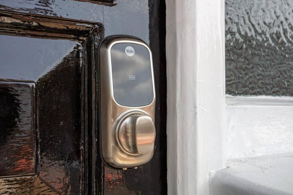 Beautiful 5 Bedroom 4 Bathroom House In W6 By Yoko - 10 Minute's To - Free Parking, Fast Wifi, Work Desks And Smarttvs With And Netflix Casa de férias