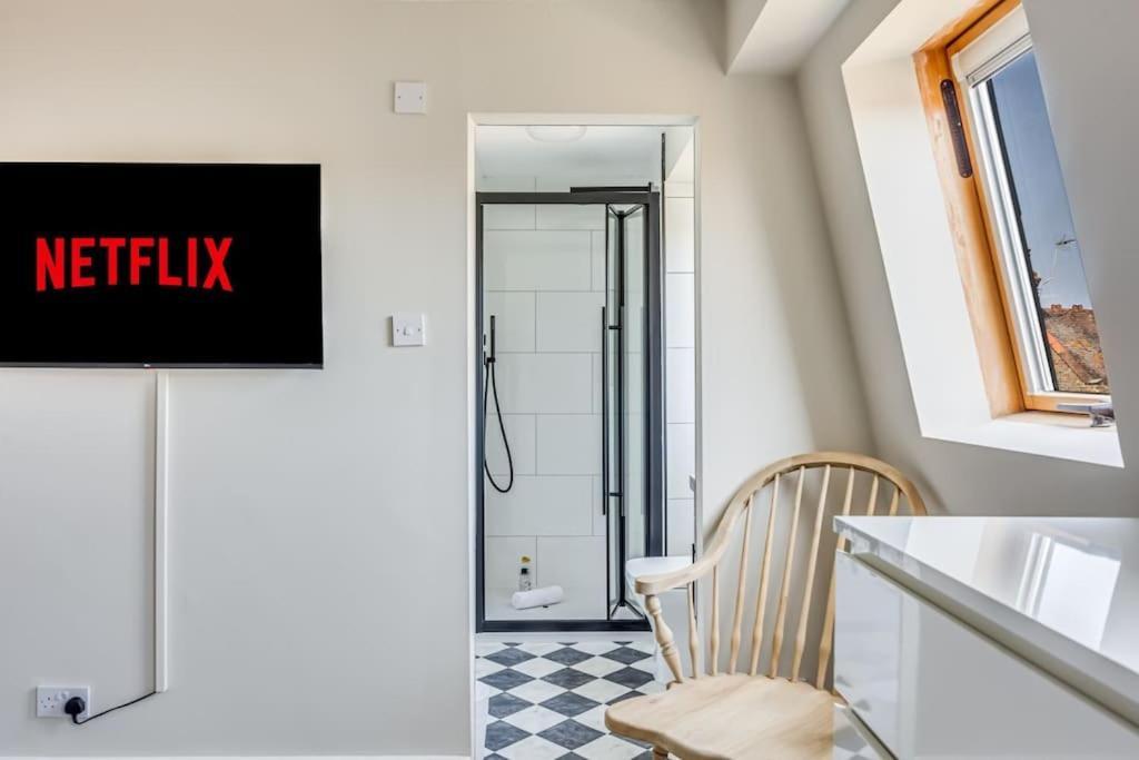 Beautiful 5 Bedroom 4 Bathroom House In W6 By Yoko - 10 Minute's To - Free Parking, Fast Wifi, Work Desks And Smarttvs With And Netflix Casa de férias Londres