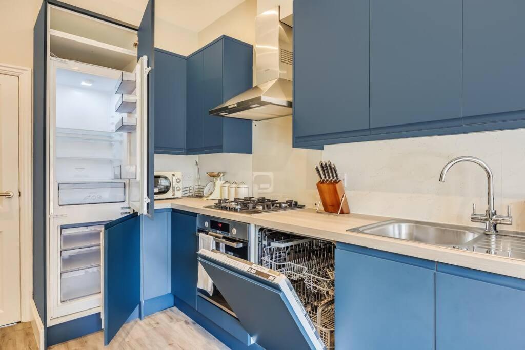 Beautiful 5 Bedroom 4 Bathroom House In W6 By Yoko - 10 Minute's To - Free Parking, Fast Wifi, Work Desks And Smarttvs With And Netflix Casa de férias