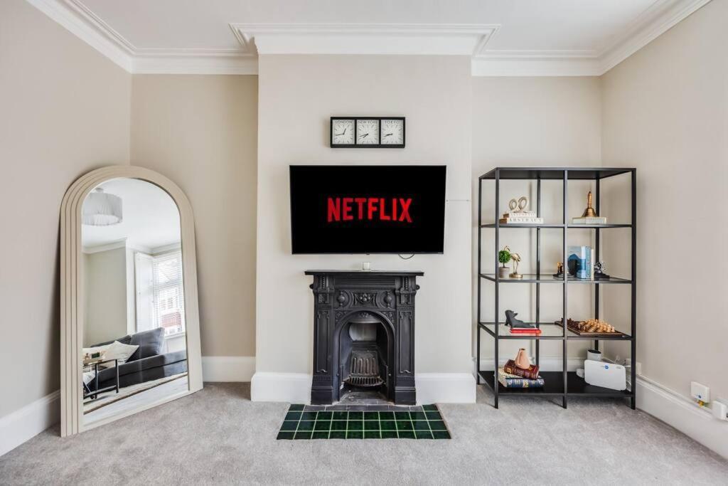 Beautiful 5 Bedroom 4 Bathroom House In W6 By Yoko - 10 Minute's To - Free Parking, Fast Wifi, Work Desks And Smarttvs With And Netflix Casa de férias *