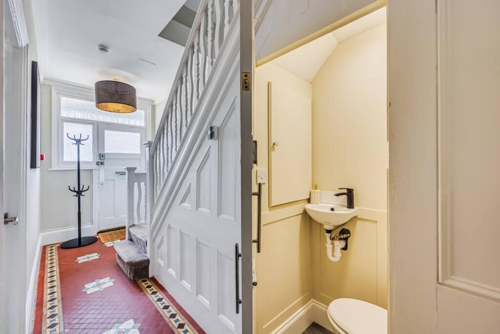 Beautiful 5 Bedroom 4 Bathroom House In W6 By Yoko - 10 Minute's To - Free Parking, Fast Wifi, Work Desks And Smarttvs With And Netflix Casa de férias Londres