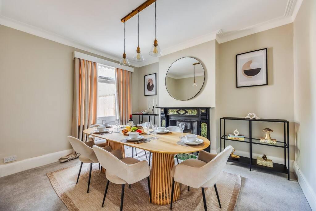Beautiful 5 Bedroom 4 Bathroom House In W6 By Yoko - 10 Minute's To - Free Parking, Fast Wifi, Work Desks And Smarttvs With And Netflix Casa de férias
