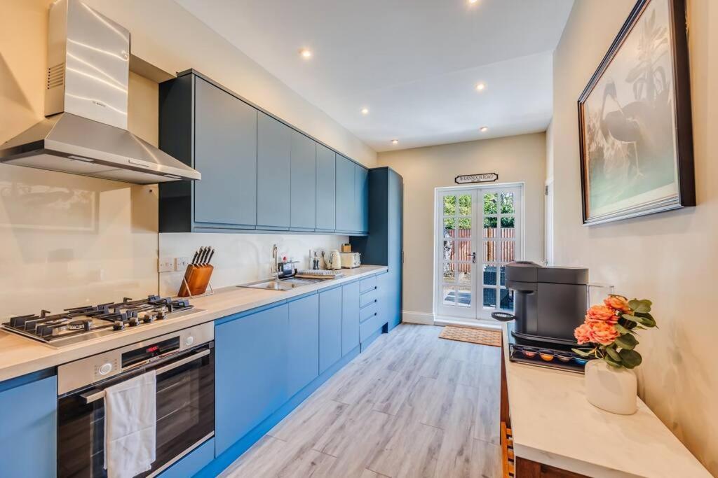 Casa de férias Beautiful 5 Bedroom 4 Bathroom House In W6 By Yoko - 10 Minute's To - Free Parking, Fast Wifi, Work Desks And Smarttvs With And Netflix *