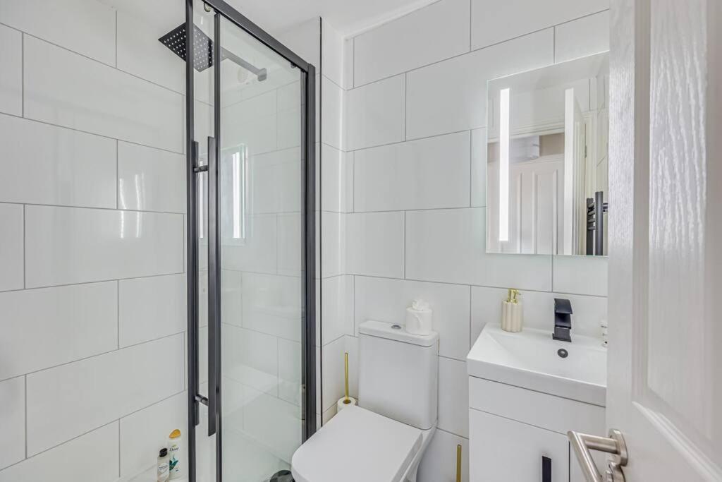Beautiful 5 Bedroom 4 Bathroom House In W6 By Yoko - 10 Minute's To - Free Parking, Fast Wifi, Work Desks And Smarttvs With And Netflix Londres