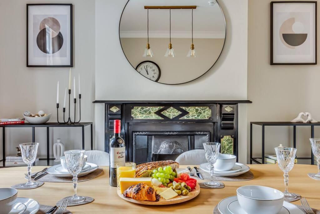 Beautiful 5 Bedroom 4 Bathroom House In W6 By Yoko - 10 Minute's To - Free Parking, Fast Wifi, Work Desks And Smarttvs With And Netflix Casa de férias