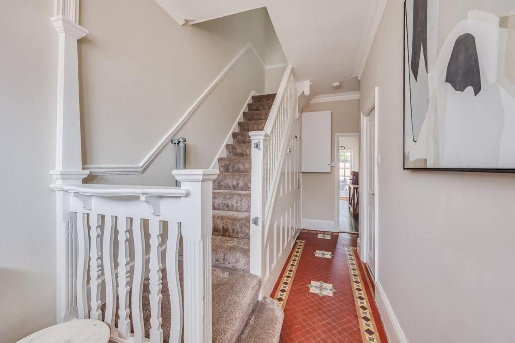 Casa de férias Beautiful 5 Bedroom 4 Bathroom House In W6 By Yoko - 10 Minute's To - Free Parking, Fast Wifi, Work Desks And Smarttvs With And Netflix *