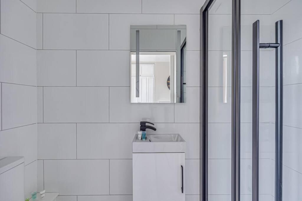 Beautiful 5 Bedroom 4 Bathroom House In W6 By Yoko - 10 Minute's To - Free Parking, Fast Wifi, Work Desks And Smarttvs With And Netflix Casa de férias *
