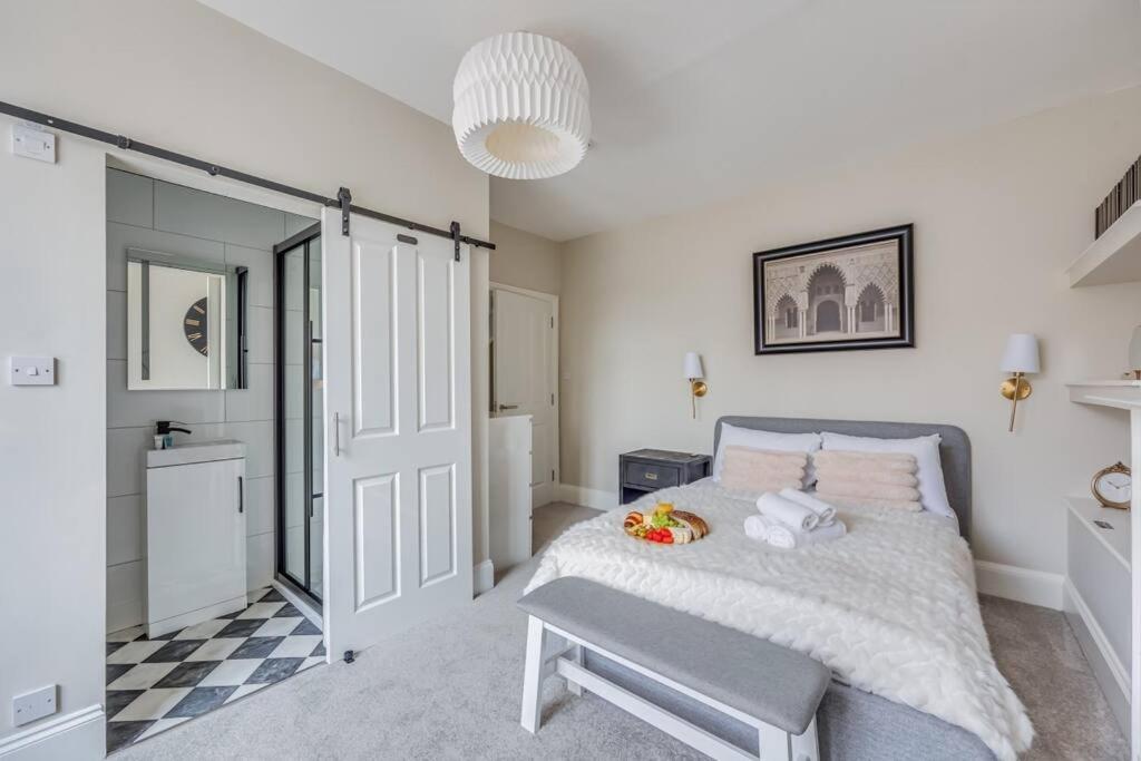 Beautiful 5 Bedroom 4 Bathroom House In W6 By Yoko - 10 Minute's To - Free Parking, Fast Wifi, Work Desks And Smarttvs With And Netflix * Londres