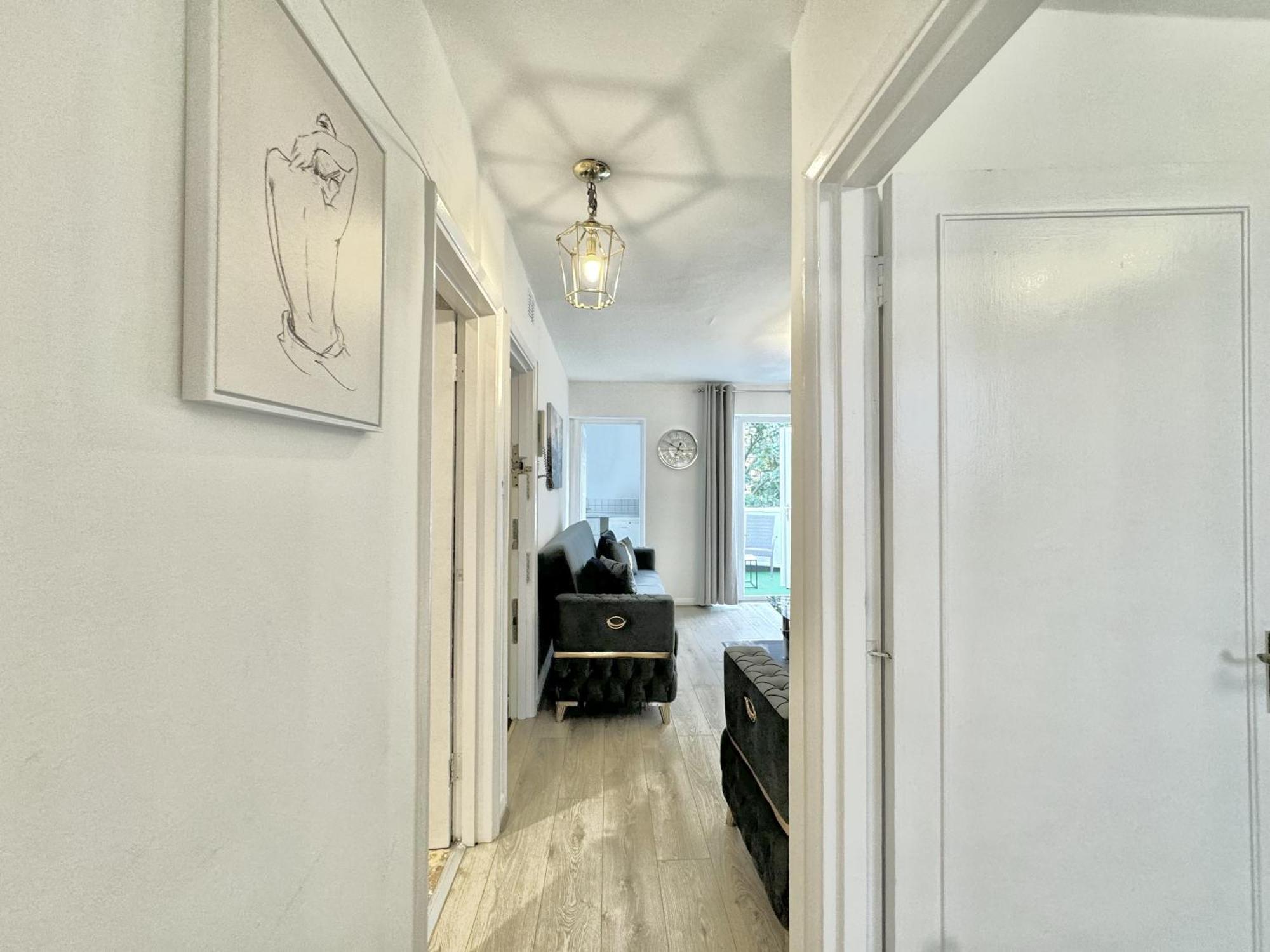 Newly Renovated Kensington 2 Bedroom With Balcony Near Harrods Sleeps 6, 2 Min Walk From Station Appartement Londres