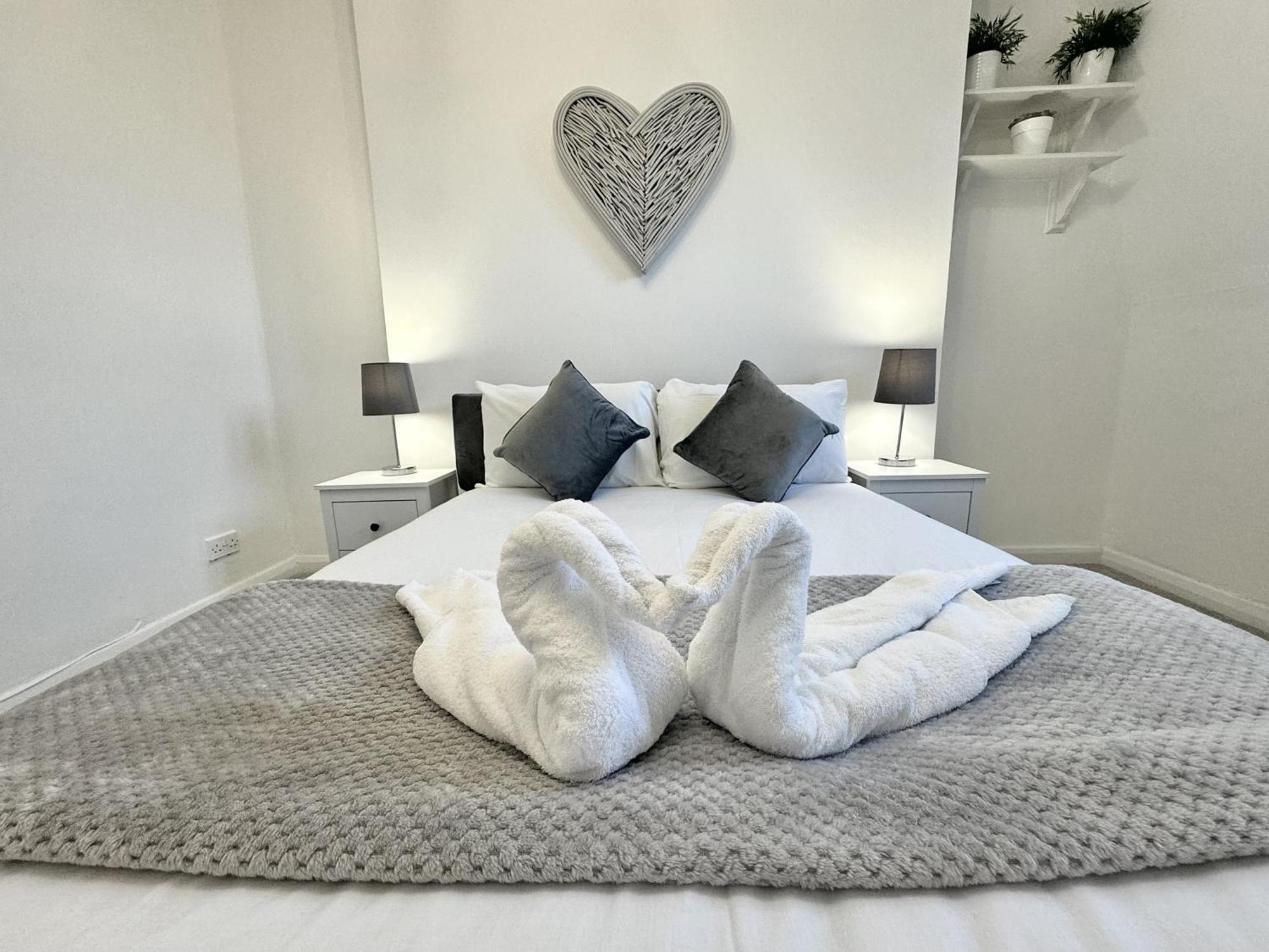 Newly Renovated Kensington 2 Bedroom With Balcony Near Harrods Sleeps 6, 2 Min Walk From Station Appartement
