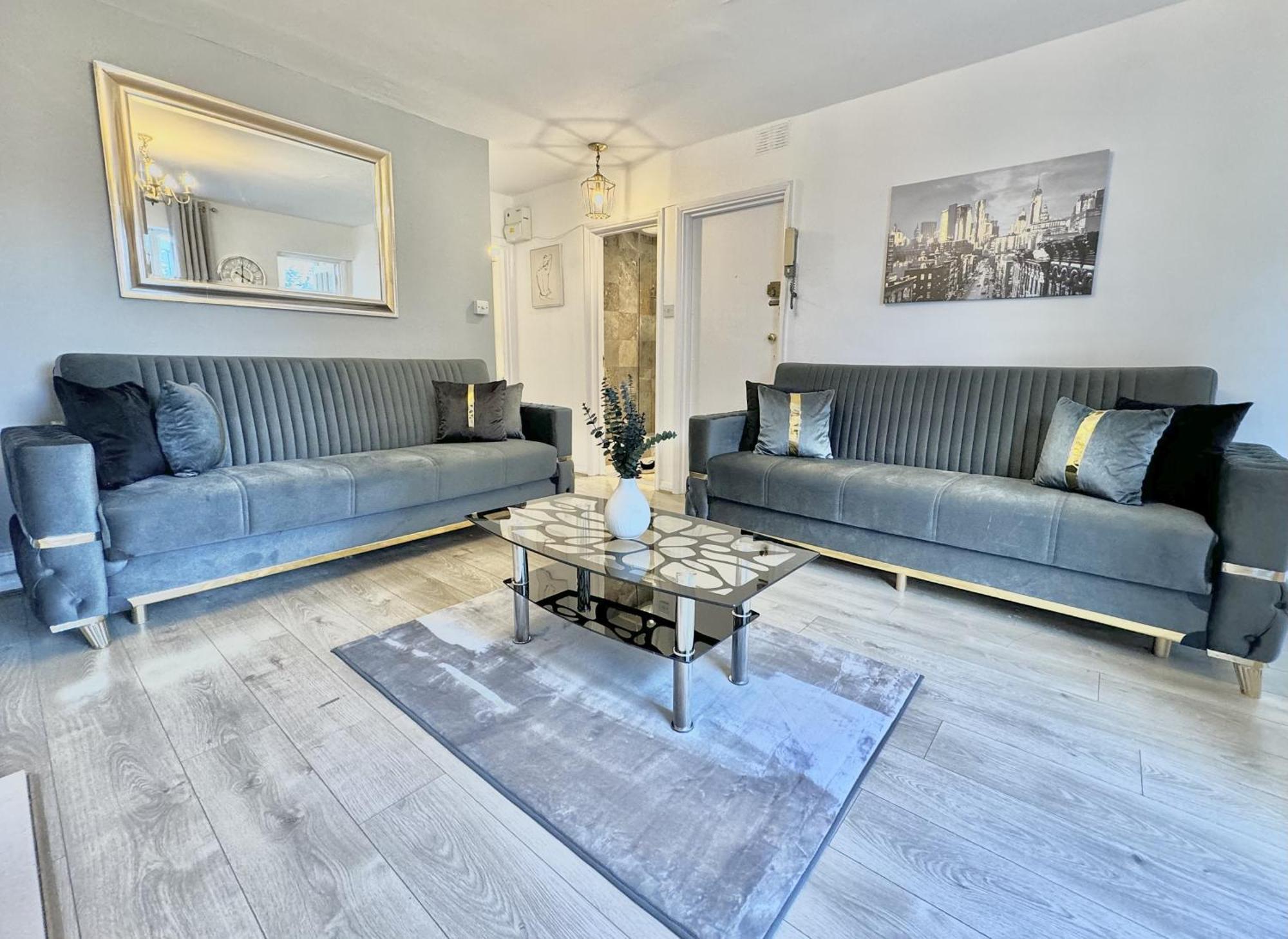 Newly Renovated Kensington 2 Bedroom With Balcony Near Harrods Sleeps 6, 2 Min Walk From Station Appartement Londres
