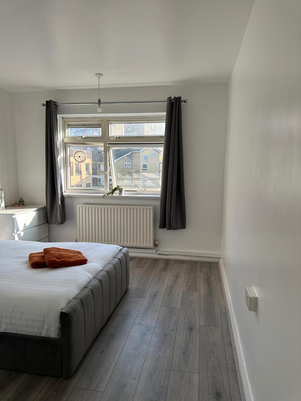 Modern In A 4 Bedroom Flat In London, Shared Bathroom! Londres