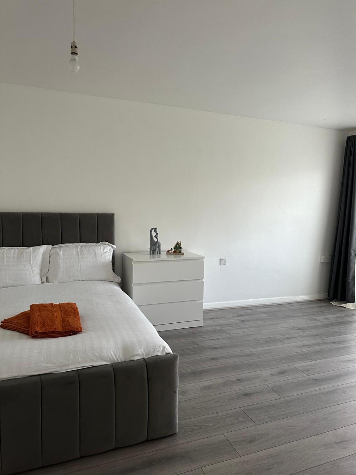 Modern In A 4 Bedroom Flat In London, Shared Bathroom! Habitación en casa particular