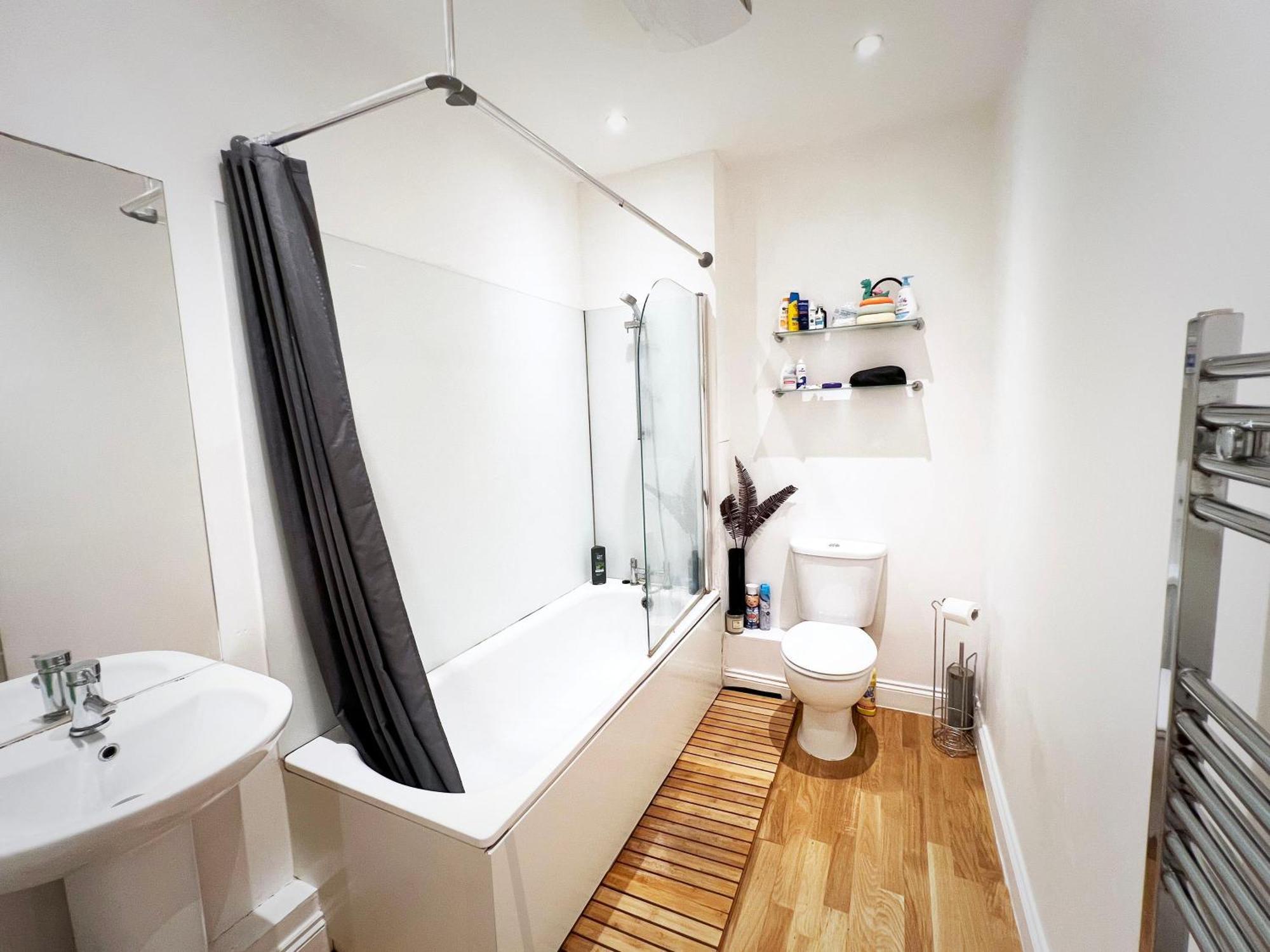 Bedroom 2, Queens Road * Londres