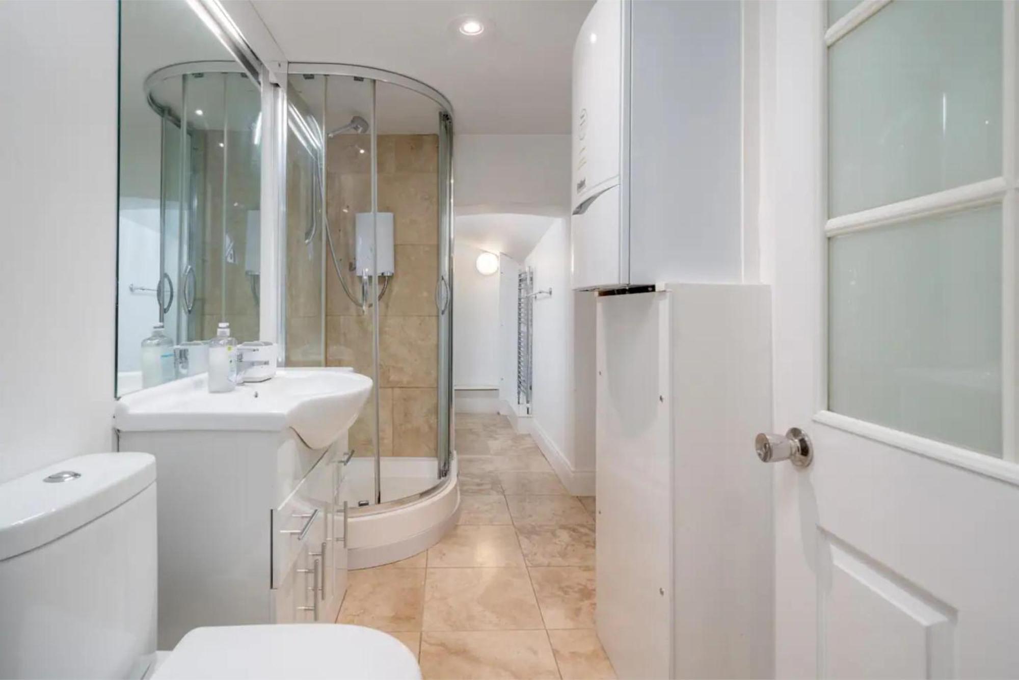Gorgeous & Modern 2 Bedroom Sleeps Six In Earl's Court Appartement *
