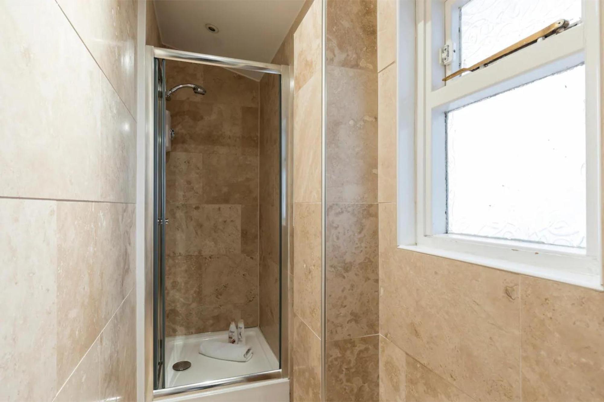 Gorgeous & Modern 2 Bedroom Sleeps Six In Earl's Court *