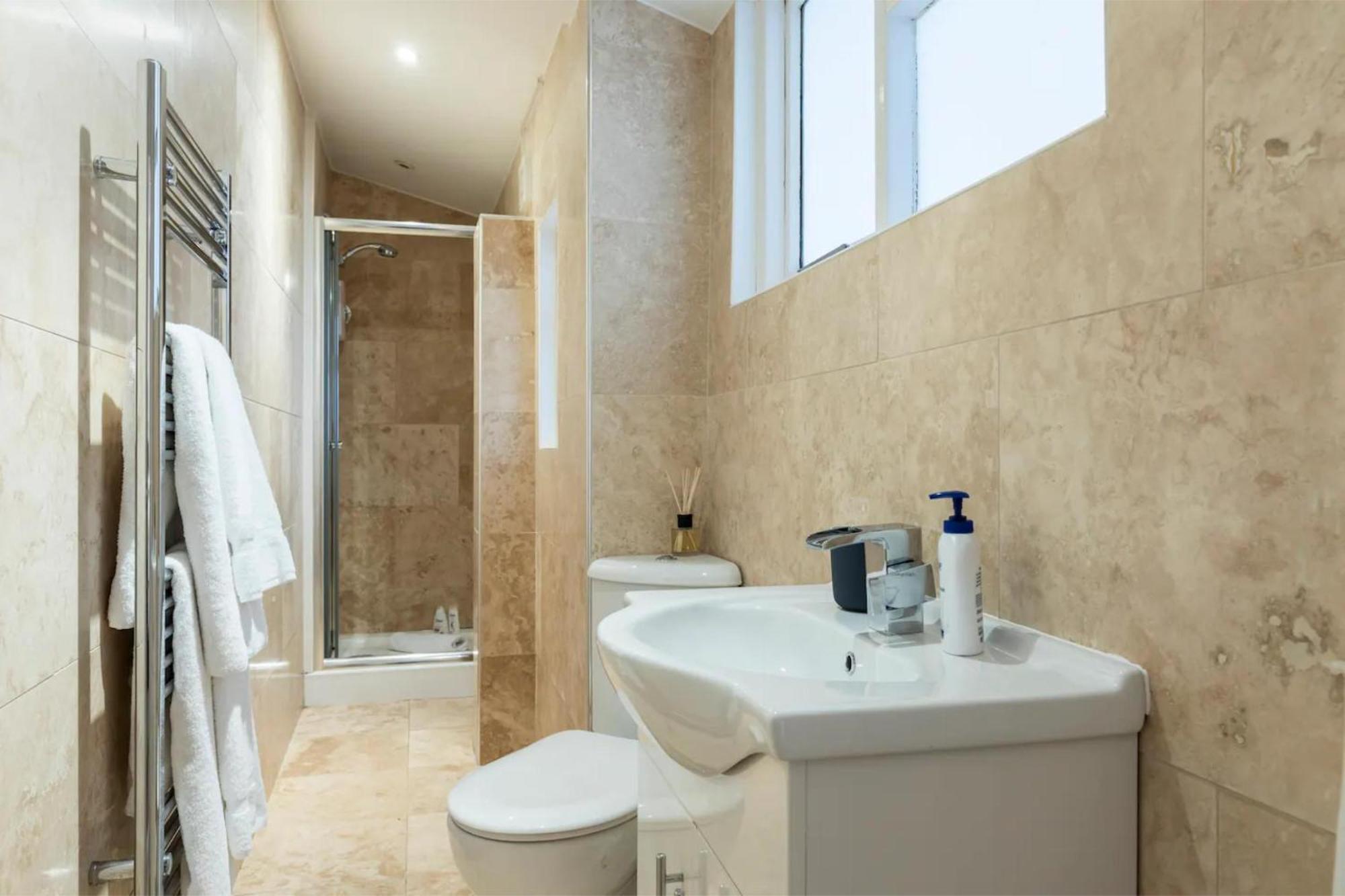 Gorgeous & Modern 2 Bedroom Sleeps Six In Earl's Court