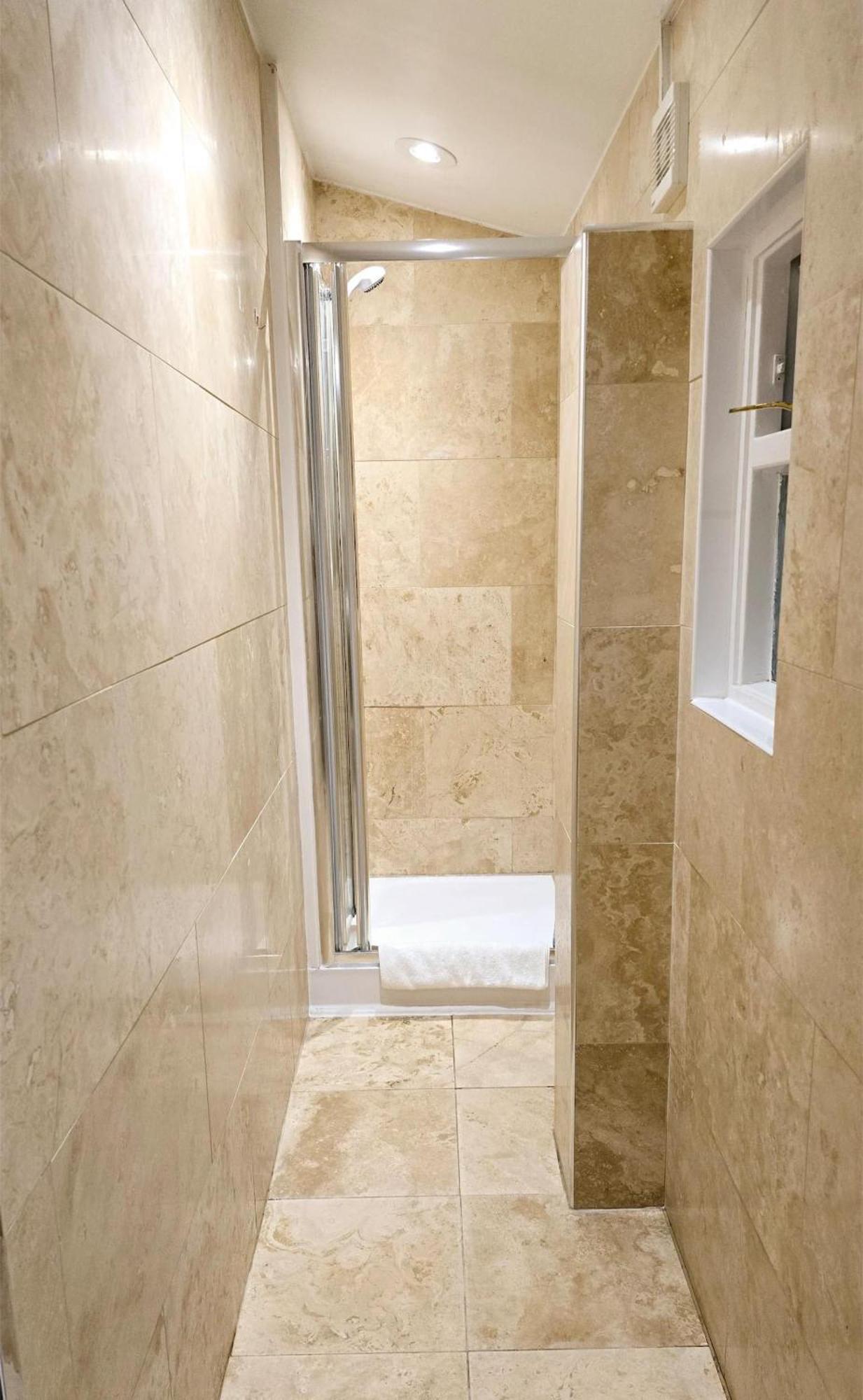 Gorgeous & Modern 2 Bedroom Sleeps Six In Earl's Court Appartement