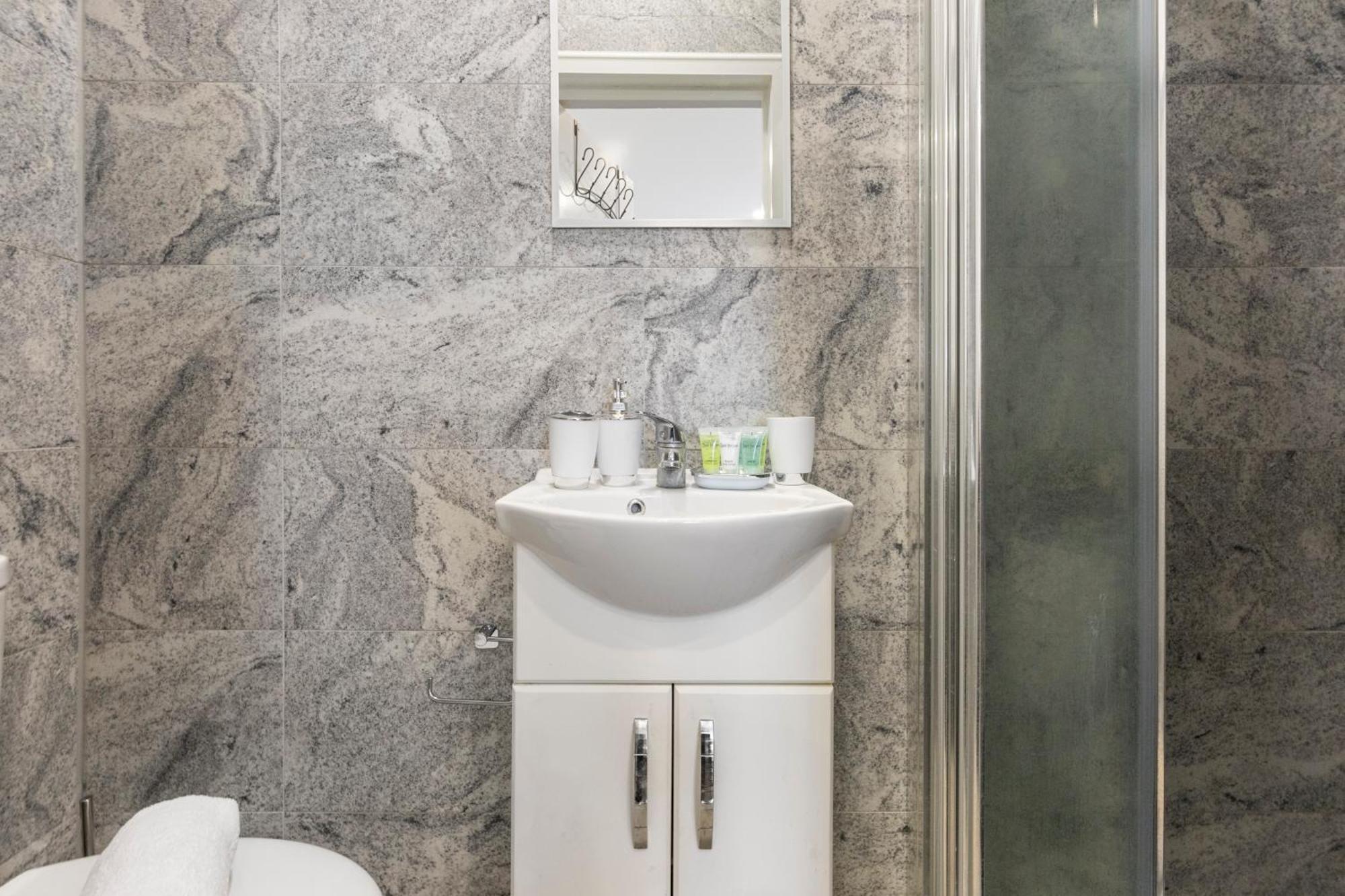 Trendy Twin Studio Modern Comfort For 2! Londres