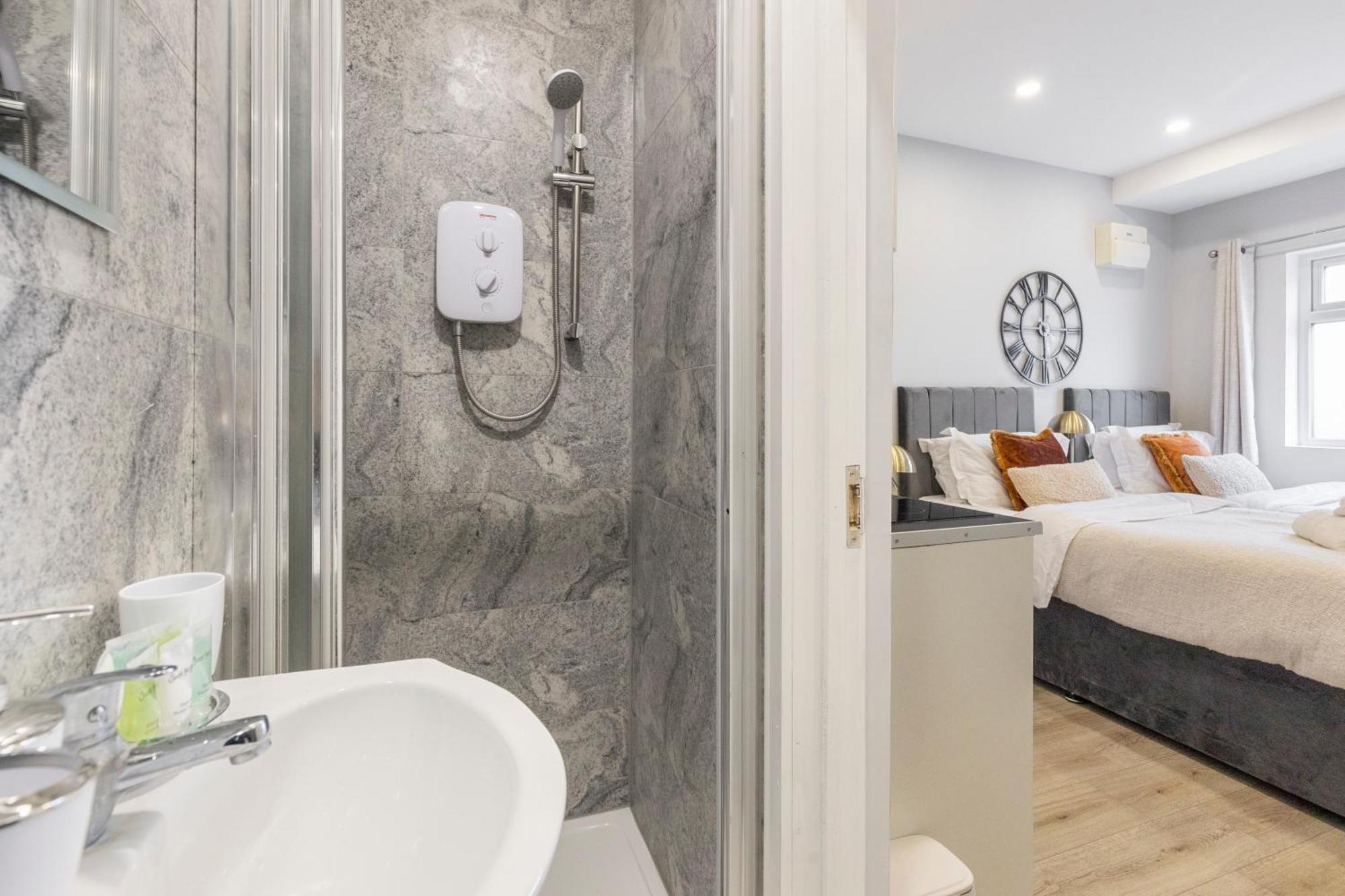 Trendy Twin Studio Modern Comfort For 2! Appartement