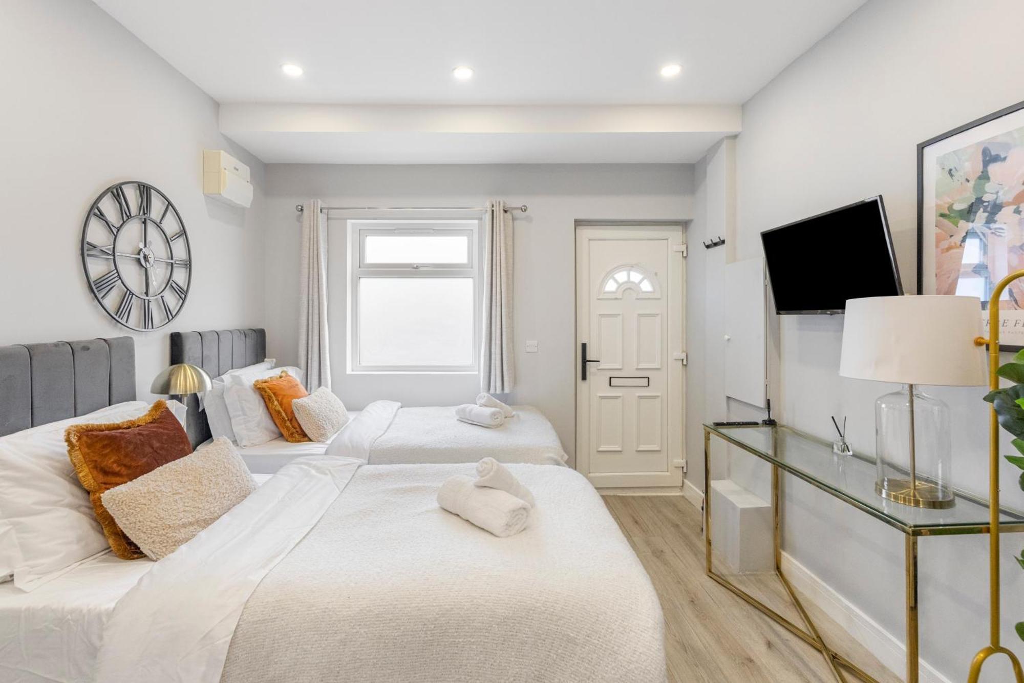 Trendy Twin Studio Modern Comfort For 2! Appartement