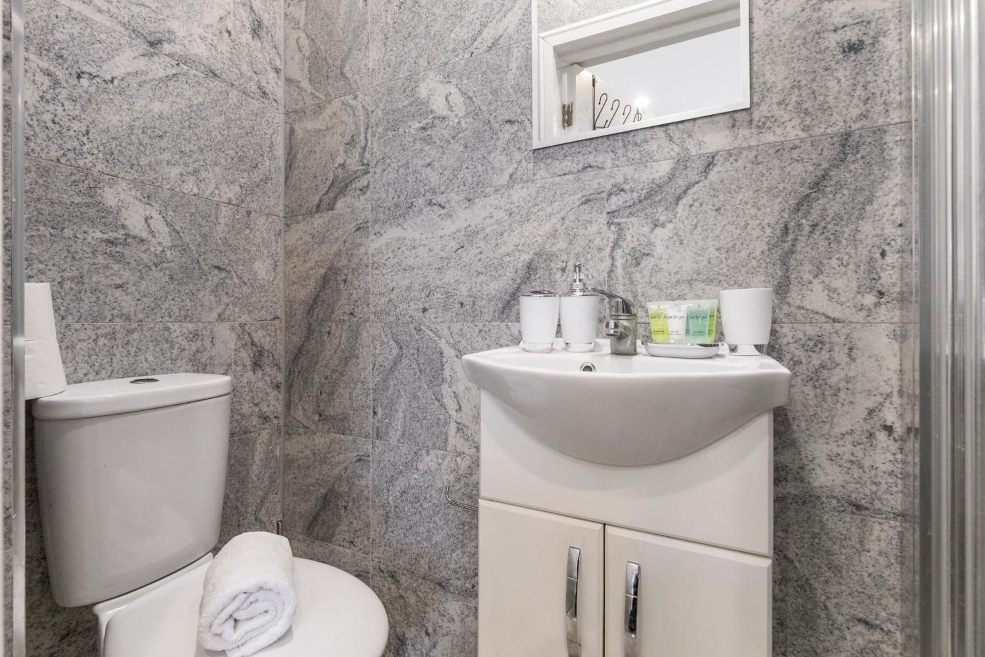 Trendy Twin Studio Modern Comfort For 2! * Londres