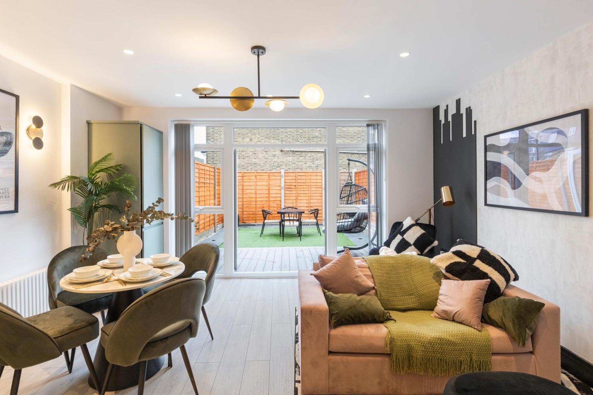 Appartement Unwind In Style 2br With Cozy Backyard For Groups Londen
