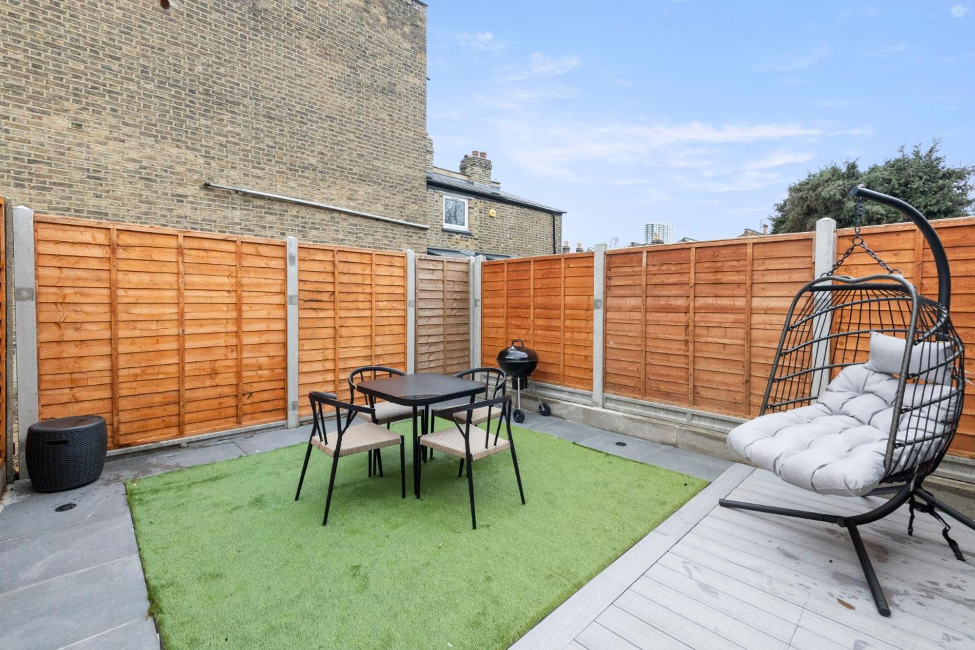 Unwind In Style 2br With Cozy Backyard For Groups Londen