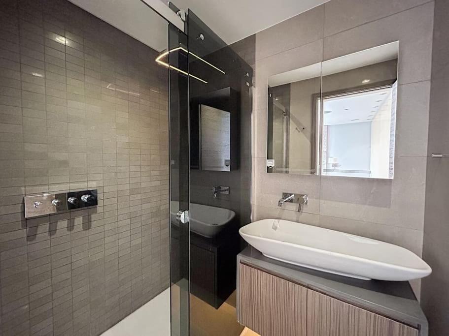 Stylish And Spacious In Prime Londres