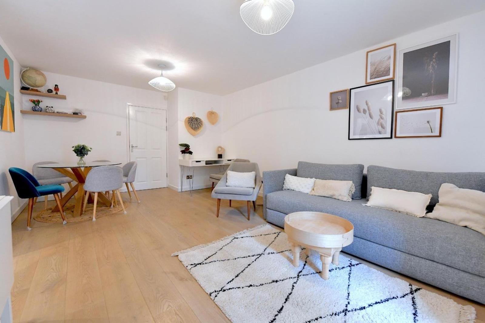 2 Bedrooms Sleep 6 Free Parking Apartment