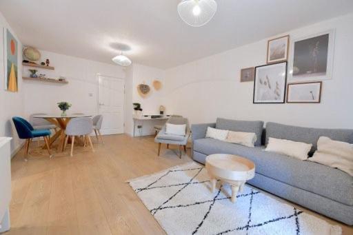 2 Bedrooms Sleep 6 Free Parking London