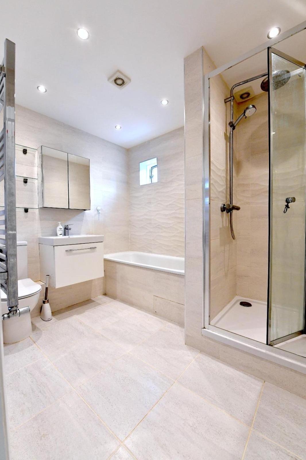 2 Bedrooms Sleep 6 Free Parking London